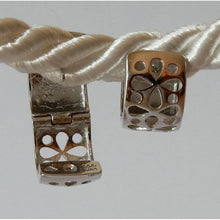 Afbeelding in Gallery-weergave laden, Huggies-oorbellen met matte afwerking. ronde diamant G/H Si Satin Finish - harrychadent.nl