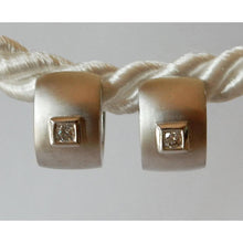 Afbeelding in Gallery-weergave laden, Huggies-oorbellen met matte afwerking. ronde diamant G/H Si Satin Finish - harrychadent.nl