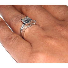 Afbeelding in Gallery-weergave laden, Ovaal geslepen 3 stenen diamanten damesring 2,01 karaat witgoud - harrychadent.nl