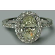 Afbeelding in Gallery-weergave laden, Solitaire Met Accenten 2.03 Ct. Ovale Halo-stijl verlovingsring WG 14K - harrychadent.nl