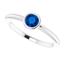 Afbeelding in Gallery-weergave laden, Solitaire Ring Blauwe Saffier 0,75 Karaat Bezel Instelling Wit Goud 14K - harrychadent.nl