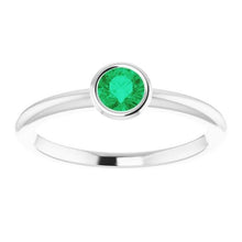 Afbeelding in Gallery-weergave laden, Solitaire groene smaragd verlovingsring 0,75 karaat bezel instelling - harrychadent.nl