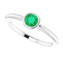 Afbeelding in Gallery-weergave laden, Solitaire groene smaragd verlovingsring 0,75 karaat bezel instelling - harrychadent.nl