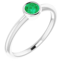 Afbeelding in Gallery-weergave laden, Solitaire groene smaragd verlovingsring 0,75 karaat bezel instelling - harrychadent.nl