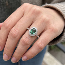 Afbeelding in Gallery-weergave laden, 1.50 karaat groene ovale saffier en Natuurlijke echte diamanten ( niet in een laboratorium gekweekt ) ring wit goud 14K
