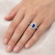 Afbeelding in Gallery-weergave laden, 1.70 karaat Emerald Cut Ceylon Sapphire Diamond Ring Wit Goud 14K
