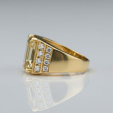 Afbeelding in Gallery-weergave laden, Fijne Diamant Smaragd Slijpvorm Heren Ring in 10K Yellow Gold – zijaanzicht
