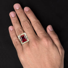 Afbeelding in Gallery-weergave laden, 13 Karaat Grote Smaragdslijpsel Rode AAA Heren Robijn IGI GECERTIFICEERDE Ring Met Diamant Geelgoud 14K
