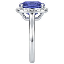 Afbeelding in Gallery-weergave laden, Ring met 15.25 Ct kussen geslepen tanzaniet en natuurlijke uit de aarde gewonnen diamanten, 14K goud
