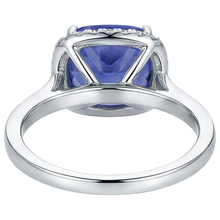 Afbeelding in Gallery-weergave laden, Ring met 15.25 Ct kussen geslepen tanzaniet en natuurlijke uit de aarde gewonnen diamanten, 14K goud
