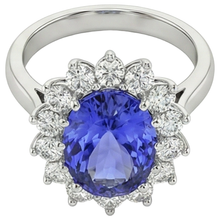Afbeelding in Gallery-weergave laden, Ring met 19.75 Ct Ovale Tanzaniet en Natuurlijke uit de aarde gewonnen Diamanten in Bloemstijl 14K Goud
