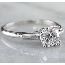 Afbeelding in Gallery-weergave laden, 1,50 Karaat Ronde Natuurlijk Diamanten Ring Met Drie Stenen Stokbrood Wit Goud 14K
