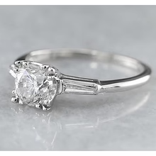 Afbeelding in Gallery-weergave laden, 1,50 Karaat Ronde Natuurlijk Diamanten Ring Met Drie Stenen Stokbrood Wit Goud 14K
