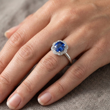 Afbeelding in Gallery-weergave laden, echte round saffier 1.5karaat ring met diamantaccenten
