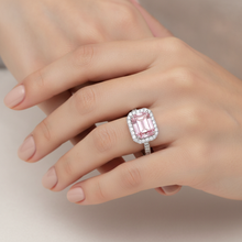 Afbeelding in Gallery-weergave laden, Ring met roze diamant 2,5 karaat labgekweekt smaragdgeslepen Halo 14K Witgoud
