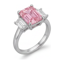 Afbeelding in Gallery-weergave laden, Labgekweekte roze diamant 2,5 karaat smaragdgeslepen gladde ring met drie stenen 14K witgoud
