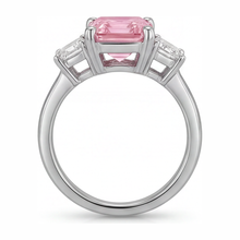 Afbeelding in Gallery-weergave laden, Labgekweekte roze diamant 2,5 karaat smaragdgeslepen gladde ring met drie stenen 14K witgoud
