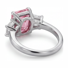 Afbeelding in Gallery-weergave laden, Labgekweekte roze diamant 2,5 karaat smaragdgeslepen gladde ring met drie stenen 14K witgoud
