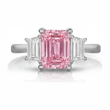 Afbeelding in Gallery-weergave laden, Labgekweekte roze diamant 2,5 karaat smaragdgeslepen gladde ring met drie stenen 14K witgoud
