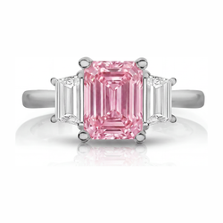 Labgekweekte roze diamant 2,5 karaat smaragdgeslepen gladde ring met drie stenen 14K witgoud