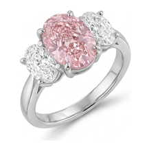 Afbeelding in Gallery-weergave laden, Roze verlovingsring 2,5 karaat labgekweekte ovale diamant driesteens 14k witgoud
