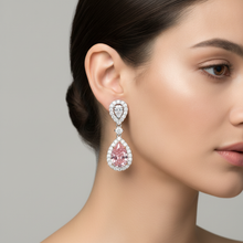 Afbeelding in Gallery-weergave laden, Roze diamanten oorbellen 2,5 karaat labgekweekt peervormige halo 14K witgoud
