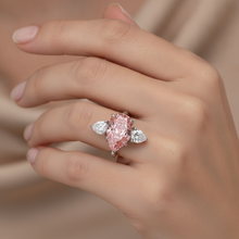 Afbeelding in Gallery-weergave laden, Gouden ring met roze diamant 2,5 karaat labgekweekt peervormig drie stenen 14k witgoud
