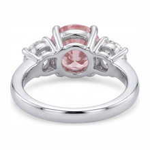Afbeelding in Gallery-weergave laden, Verlovingsring met roze diamant 2,5 karaat labgekweekt rond drie stenen 14K Witgoud
