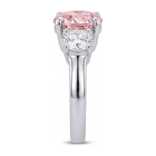 Afbeelding in Gallery-weergave laden, Verlovingsring met roze diamant 2,5 karaat labgekweekt rond drie stenen 14K Witgoud

