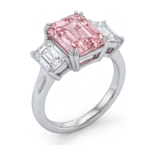 Afbeelding in Gallery-weergave laden, Labgekweekte roze diamant 2,75 karaat smaragdgeslepen ring met drie stenen 14K witgoud
