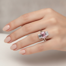 Afbeelding in Gallery-weergave laden, Labgekweekte roze diamant 2,75 karaat smaragdgeslepen ring met drie stenen 14K witgoud

