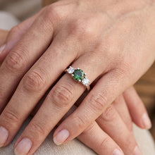 Afbeelding in Gallery-weergave laden, 2 ct groene saffier Natuurlijke echte diamant ( niet in het laboratorium gekweekt ) drie stenen trouwring 14K witgoud
