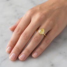 Afbeelding in Gallery-weergave laden, 2 karaat Kanariegele Diamant Aanzoek Ring in 14 Karaat Geelgoud
