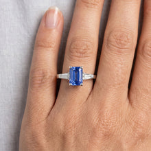 Afbeelding in Gallery-weergave laden, 2 karaat dames sieraden blauwe saffier ring taps toelopende stokbrood 3 steen
