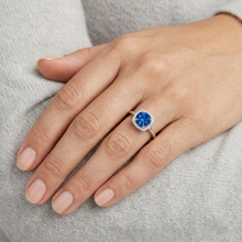Afbeelding in Gallery-weergave laden, echte round saffier 2.70karaat ring met diamantaccenten

