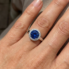 Afbeelding in Gallery-weergave laden, echte round saffier 2.80karaat ring met diamantaccenten

