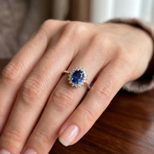 Afbeelding in Gallery-weergave laden, 2 Ct Ceylon Sapphire Met Diamanten Jubileumring Wit Goud 14K
