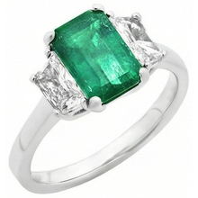 Afbeelding in Gallery-weergave laden, 2,50 karaat groene smaragd en Natuurlijke echte diamanten ( niet in een laboratorium gekweekt ) ring met 3 stenen wit goud 14K
