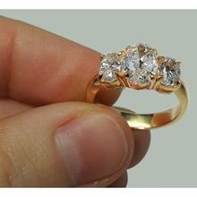 Afbeelding in Gallery-weergave laden, 2,81 Ct. Ovale Echt Diamanten Drie Stenen Verlovingsring Geel Goud 18K
