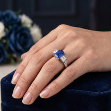 Afbeelding in Gallery-weergave laden, 3.05 ct. Emerald Ceylon Sapphire And Diamonds Three Stone Ring
