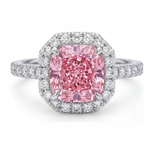 Afbeelding in Gallery-weergave laden, Roze diamanten ring 3,25 karaat labgekweekt kussenslijpsel halo pavé 14k witgoud
