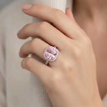 Afbeelding in Gallery-weergave laden, Roze verlovingsring 3,25 karaat labgekweekte kussengeslepen diamant halo pavé 14k witgoud
