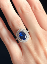 Afbeelding in Gallery-weergave laden, 3.40 ct ovale Ceylon saffier met ronde diamanten ring witgoud
