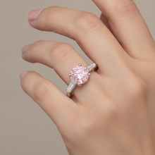Afbeelding in Gallery-weergave laden, Roze diamanten ring 3,5 karaat labgekweekt rond driesteens 14K witgoud
