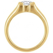 Afbeelding in Gallery-weergave laden, Fijne Diamant Cushion Slijpvorm Enkele Steen Ring in 14K Geelgoud – profielaanzicht
