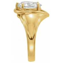 Afbeelding in Gallery-weergave laden, Antiek Cushion Briljant ring in 14K Geelgoud – zijaanzicht

