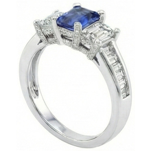 Afbeelding in Gallery-weergave laden, 3 Stone Emerald Diamond Blue Sapphire Ring Channel Set accenten 3 karaat

