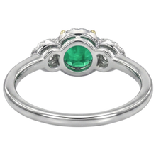 Afbeelding in Gallery-weergave laden, Fijne Smaragd Edelsteen Ring 2-karaat 14 Karaat Tweekleurig Goud – bovenaanzicht
