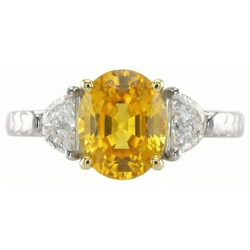 Driesteens Ring met 4.50 Karaat Ovale Gele Saffier en Natuurlijke uit de aarde gewonnen Diamanten Witgoud