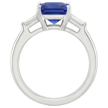 Afbeelding in Gallery-weergave laden, Driestenen Ring met uit de aarde gewonnen Diamant, Princess Blauwe Saffier &amp; Baguettes 5.50 Karaat
